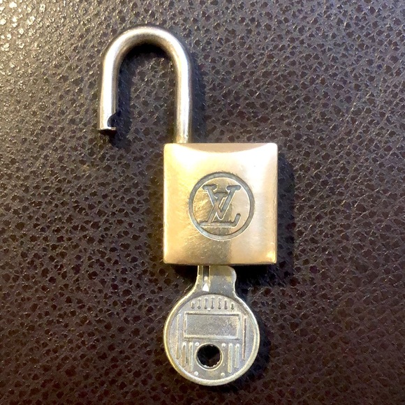 Vintage LV Louis Vuitton Padlock Lock & Key 233 - Picture 6 of 8